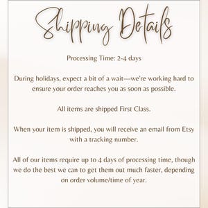Puede incluir: Una tarjeta color crema con las palabras "Shipping Details" en una escritura decorativa. El texto a continuaci&oacute;n detalla el tiempo de procesamiento, los m&eacute;todos de env&iacute;o y la informaci&oacute;n de seguimiento. La tarjeta tiene un dise&ntilde;o simple y elegante.