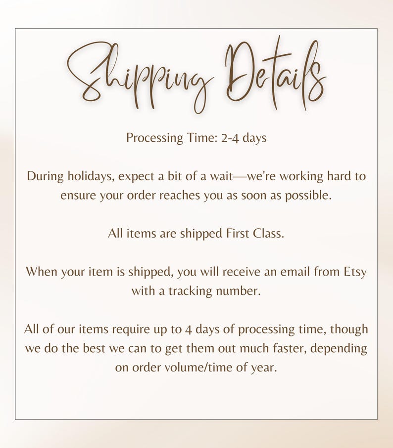 Puede incluir: Una tarjeta color crema con las palabras "Shipping Details" en una escritura decorativa. El texto a continuaci&oacute;n detalla el tiempo de procesamiento, los m&eacute;todos de env&iacute;o y la informaci&oacute;n de seguimiento. La tarjeta tiene un dise&ntilde;o simple y elegante.