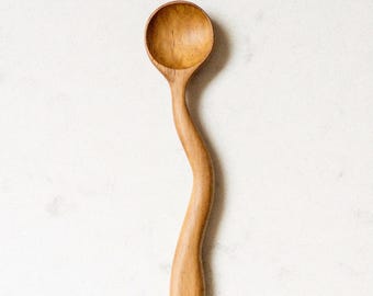 Petite cuillère ondulée faite main en bois de teck