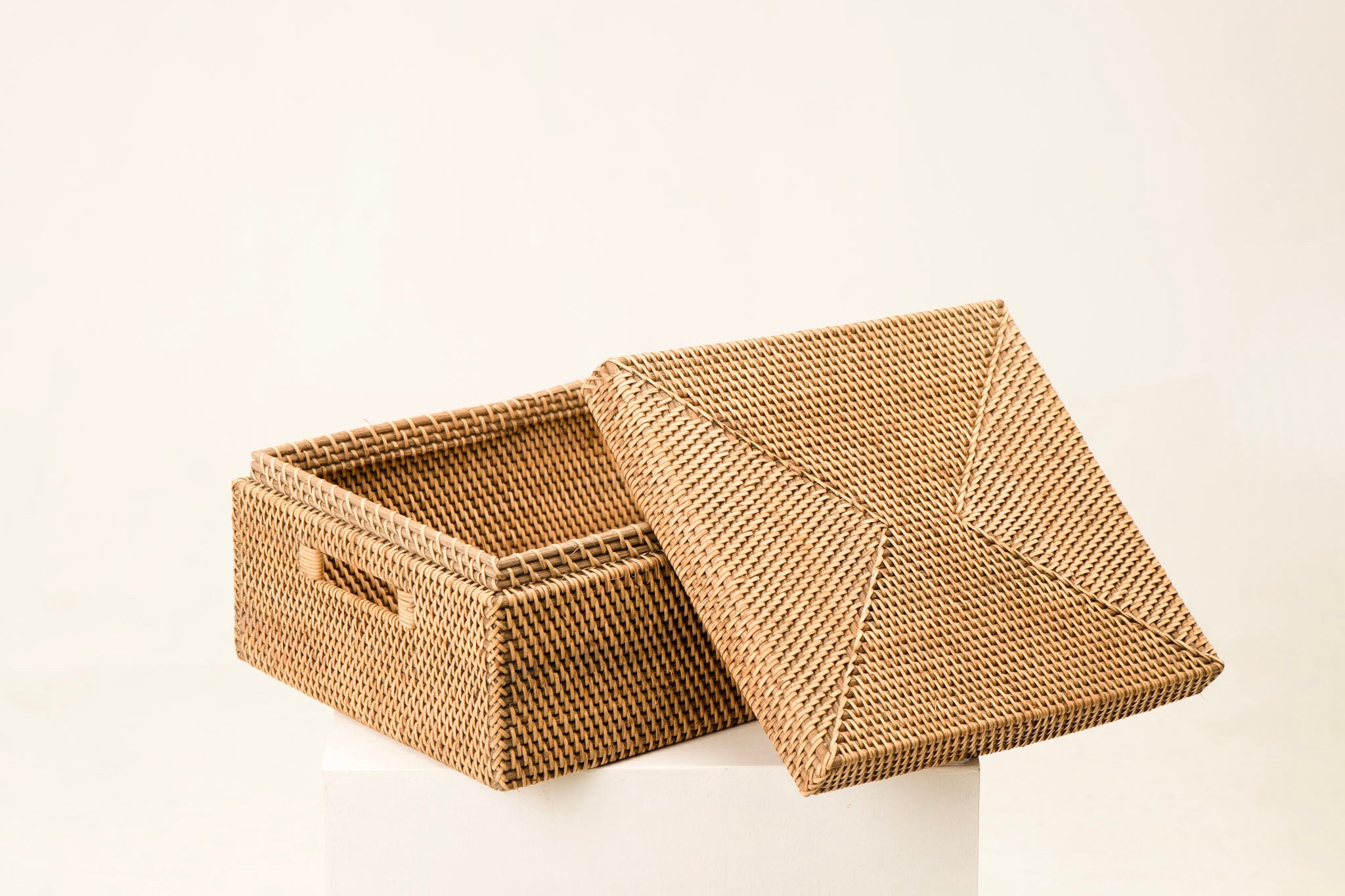 Natürliche Taschentuchbox-Abdeckung Aus Seegras - Eckig Mit Holzdeckel In Warmem Honigton