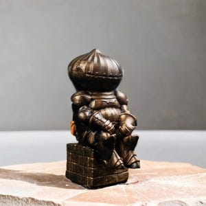 Siegmeyer of Catarina Inspired Figurine – Onion Knight Statue | Dark Souls Fan Art Collectible | Gamer Desk Decor | Hand Painted Gift İdea