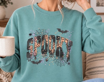 Bluza Comfort Colors® Spooky Season Halloween, prezent na Halloween, upiorna bluza, bluza z pająkiem na Halloween, jesienna bluza z kapturem