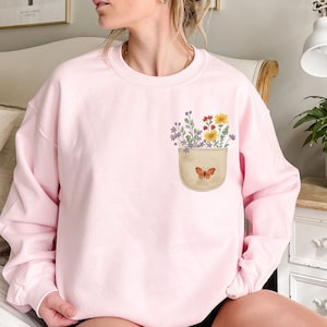 Floral Pocket Sweatshirt, Flower Sweatshirt, Flower Bouquet Sweatshirt, Flower Lover Sweatshirt, Mom Gift, Floral Sweater, Mothers Day Gift