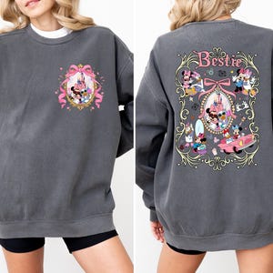Moletom Comfort Colors® Disney Bestie, Moletom Coquette Bows Minnie & Daisy, Moletom com capuz combinando para meninas da Disneylândia, Moletom com capuz Magic Kingdom