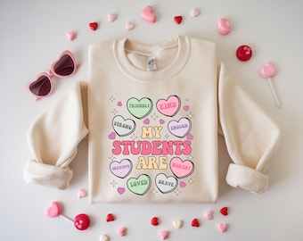 Bluza z napisem „Moi uczniowie to moje walentynki”, prezent walentynkowy dla nauczyciela, bluza z napisem „serca nauczyciela” na walentynki, bluza z napisem „kochany nauczyciel”