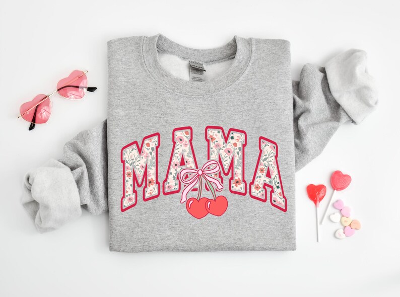 Może przedstawiać: Szara bluza z nadrukiem kwiatowym "MAMA" i grafiką czerwonej wiśni.