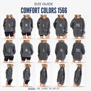 K&ouml;nnte beinhalten: Eine Gr&ouml;&szlig;entabelle f&uuml;r Comfort Colors 1566 Sweatshirts mit Vorder-, R&uuml;ck- und Seitenansichten der Gr&ouml;&szlig;en S bis 2XL. Die Tabelle enth&auml;lt Ma&szlig;e in Zoll f&uuml;r L&auml;nge und Breite sowie die K&ouml;rperma&szlig;e des Modells mit 5'8, 125lb, 35-28-37.