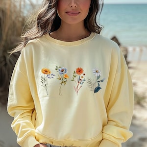 Comfort Colors® Nature Flower Sweatshirt, Flower Sweatshirt, Botanical Floral Sweatshirt, Floral Graphic Sweatshirt, Flower Hoodie