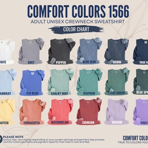 K&ouml;nnte beinhalten: Eine Comfort Colors 1566 Unisex-Sweatshirt-Farbkarte mit Rundhalsausschnitt, die achtzehn gefaltete Kleidungsst&uuml;cke in verschiedenen Farbt&ouml;nen zeigt, darunter Wei&szlig;, Grau, Pfeffer, Blue Jean, Denim, Marineblau, Chambray, Flo Blue, Minze, Meerschaum, Gr&uuml;n, Fichte, Butter, Terrakotta, Wassermelone, Karmesinrot, Orchidee und Violett.