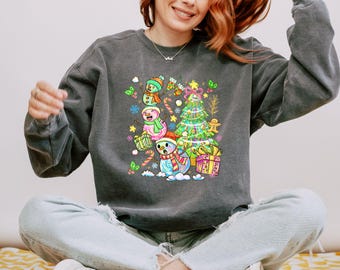 Comfort Colors® カラフルスノーマンスウェットシャツ、クリスマススノーマンスウェットシャツ、クリスマスツリースウェットシャツ、スノーマンラバーパーカー、クリスマスギフト
