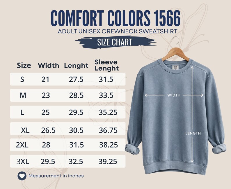 K&ouml;nnte beinhalten: Ein blaues Sweatshirt mit Rundhalsausschnitt auf einem Holzkleiderb&uuml;gel neben einer Gr&ouml;&szlig;entabelle mit dem Titel Comfort Colors 1566 Adult Unisex Crewneck Sweatshirt. Die Tabelle listet Gr&ouml;&szlig;en von S bis 3XL mit Ma&szlig;en in Zoll f&uuml;r Breite und L&auml;nge.