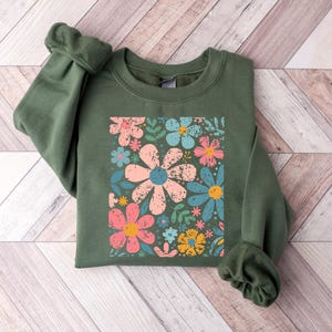 Daisy Sweatshirt, Flower Sweatshirt, Wildflower Sweatshirt, Retro Floral Sweatshirt, Botanical Sweatshirt, Gift For Her, Gardening Sweater