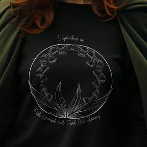 Sweter Witchy Botanist: Magia Konwalii - „pobaw się i dowiedz się”! - Zabawny sweter Goth Botany - Sweter Gothic Gardner