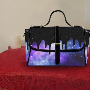 Pastel Goth Satchel Style Geldbörse - Drippy Pastel Galaxy Design - Pastel Goth Lila Galaxy Umhängetasche - Pastel Goth Nebula Umhängetasche