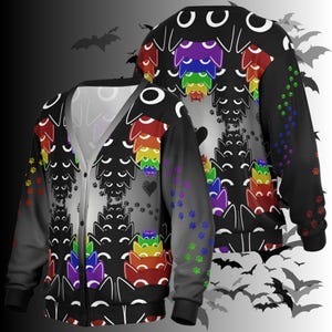 Puede incluir: Cárdigan negro con un diseño repetido de gatos en colores arcoíris. Los gatos están apilados en un patrón en cascada. El diseño incluye huellas de patas, corazones y siluetas de murciélagos. El cárdigan tiene cuello en V y cierre de botones.