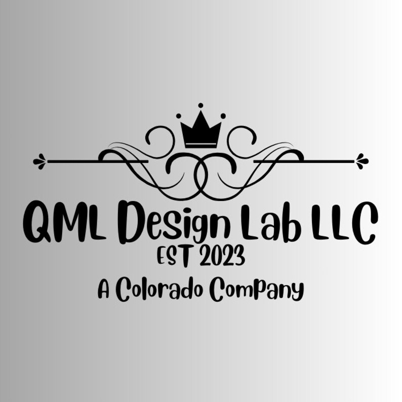 Pode incluir: Logotipo preto e branco com uma coroa e detalhes em forma de rolo. O texto diz "QML Design Lab LLC EST 2023 A Colorado Company."