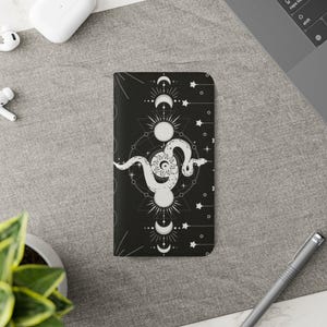 Funda tipo cartera estilo gótico con diseño de serpiente celestial y fases lunares - Funda estilo celestial para iPhone y Samsung - Funda tipo cartera con diseño de fases lunares
