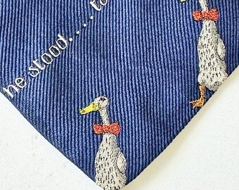 Corbata de seda vintage para hombre de SIMON DREW, con pato divertido y texto, en azul marino, como nueva