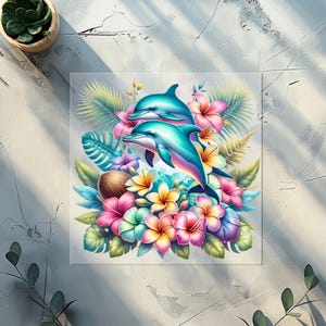 Könnte beinhalten: Quadratischer Druck mit zwei türkisfarbenen Delfinen, die über einer farbenfrohen Anordnung tropischer Blumen und Blätter schwimmen. Die Blumen sind rosa, gelb und orange, mit grünen Blättern und einer Kokosnuss. Der Hintergrund ist hellgrau.