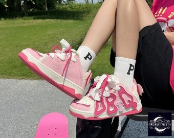 2024 New Fashion Pink Sneakers: Women's PU Leather Sports Shoes with Letter Decal, Unisex Thick-Soled Directional Sneakers