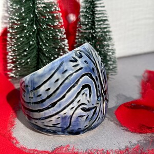 Handmade Carved Sgraffito Ceramic Stoneware Blue Black White Salt Cellar Pig Pottery imagem 2