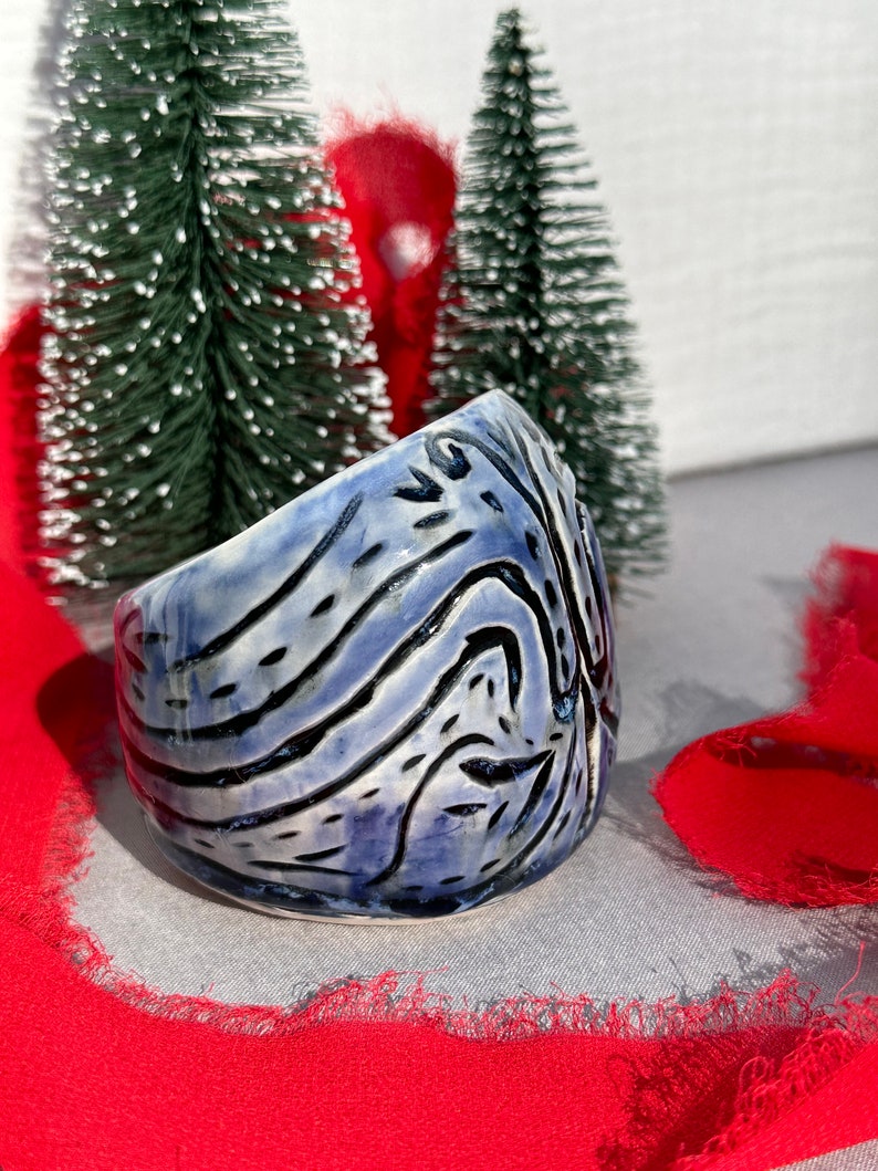 Handmade Carved Sgraffito Ceramic Stoneware Blue Black White Salt Cellar Pig Pottery imagem 2