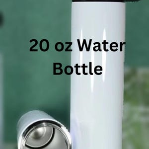 Puede incluir: Una botella de agua blanca de 20 oz con una tapa negra y un asa de transporte negra. La botella est&aacute; hecha de acero inoxidable y tiene un acabado blanco texturizado.