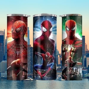 Puede incluir: Tres vasos de acero inoxidable con diferentes im&aacute;genes de Spider-Man. Los vasos son todos del mismo tama&ntilde;o y forma, y est&aacute;n todos de pie sobre una superficie. El primer vaso tiene un Spider-Man rojo y azul con un logotipo de ara&ntilde;a negro en el pecho. El segundo vaso tiene un Spider-Man rojo y azul con un logotipo de ara&ntilde;a negro en el pecho y un dise&ntilde;o de telara&ntilde;a negra en su traje. El tercer vaso tiene un Spider-Man rojo y azul con un logotipo de ara&ntilde;a negro en el pecho y un dise&ntilde;o dorado y negro en su traje.