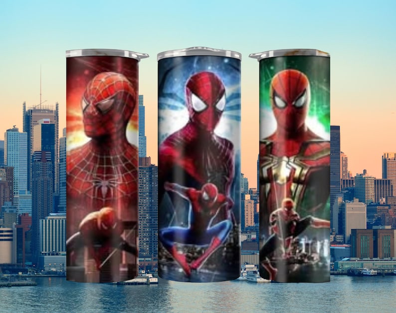 Puede incluir: Tres vasos de acero inoxidable con diferentes im&aacute;genes de Spider-Man. Los vasos son todos del mismo tama&ntilde;o y forma, y est&aacute;n todos de pie sobre una superficie. El primer vaso tiene un Spider-Man rojo y azul con un logotipo de ara&ntilde;a negro en el pecho. El segundo vaso tiene un Spider-Man rojo y azul con un logotipo de ara&ntilde;a negro en el pecho y un dise&ntilde;o de telara&ntilde;a negra en su traje. El tercer vaso tiene un Spider-Man rojo y azul con un logotipo de ara&ntilde;a negro en el pecho y un dise&ntilde;o dorado y negro en su traje.