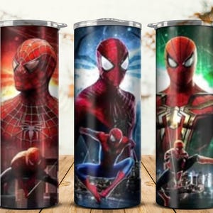 Puede incluir: Tres vasos de acero inoxidable con diferentes dise&ntilde;os con Spider-Man. El primer vaso tiene un dise&ntilde;o de Spider-Man rojo y negro. El segundo vaso tiene un dise&ntilde;o de Spider-Man azul y rojo. El tercer vaso tiene un dise&ntilde;o de Spider-Man verde y rojo.