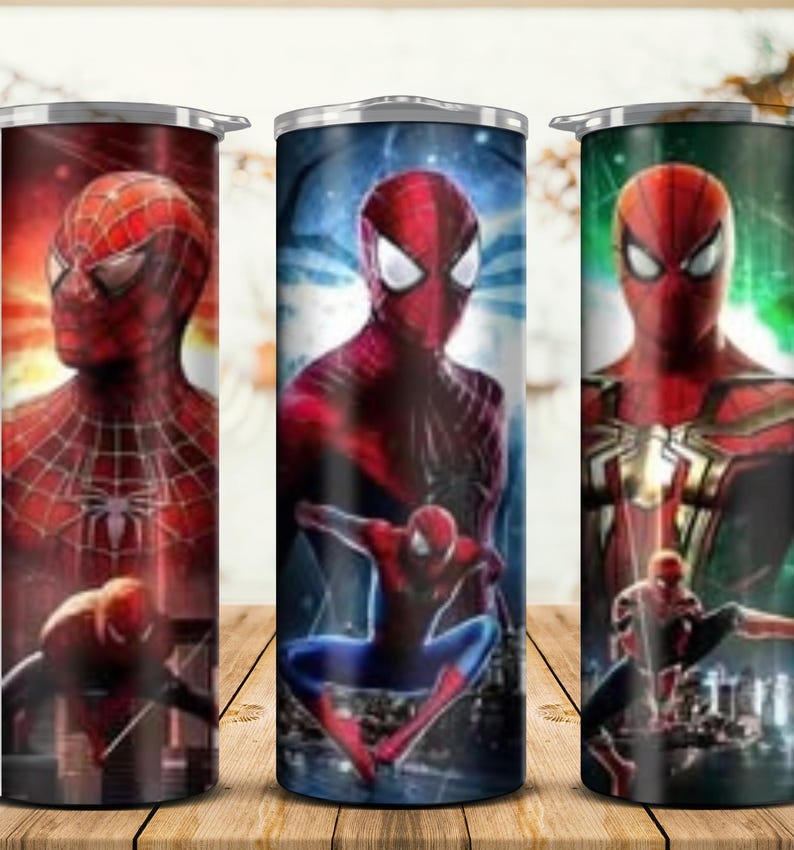 Puede incluir: Tres vasos de acero inoxidable con diferentes dise&ntilde;os con Spider-Man. El primer vaso tiene un dise&ntilde;o de Spider-Man rojo y negro. El segundo vaso tiene un dise&ntilde;o de Spider-Man azul y rojo. El tercer vaso tiene un dise&ntilde;o de Spider-Man verde y rojo.