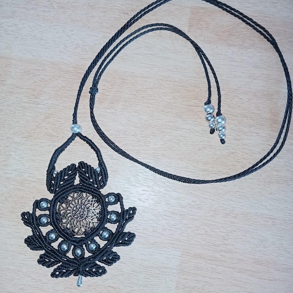 Collier Berberis - Micro Macramé Noir avec Estampe en Laiton et Perles en Acier Inoxydable