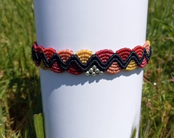 Tobillera RIVER - Tobillera Micro Macramé con patrón de ondas con cuentas plateadas de acero inoxidable - Boho Foot Jewelry