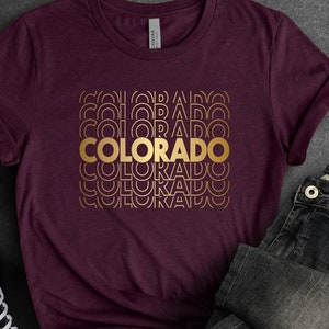 Camiseta Colorado com texto dourado, camiseta State Pride, camiseta gráfica estilosa, presente para fãs do Colorado, camiseta unissex do Colorado