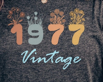1977 フラワー ヴィンテージ T シャツ | ユニセックス レトロ グラフィック シャツ | 70 年代ノスタルジア アパレル | 彼と彼女へのカジュアルな誕生日プレゼント