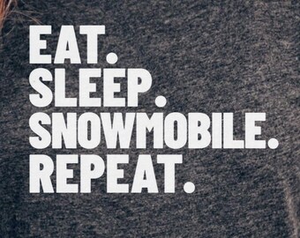 Schneemobil-Liebhaber Unisex T-Shirt Winter Schnee Geschenk Shirt Schneemobil-Enthusiast Top Essen Schlaf Wiederholung Shirt Wintersportkleidung Schneemobil