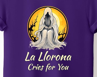 Könnte beinhalten: Lilafarbenes T-Shirt mit einer weißen Geisterillustration vor einem gelben Mond. Der Text "La Llorona Cries for You" ist unter dem Bild gedruckt.