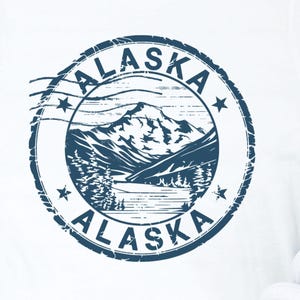 Alaska Briefmarke T-Shirt | Reise Shirt, Sommer Outfit, Natur Liebhaber Geschenk, Wandern Bekleidung, Alaska Souvenir T-Shirt