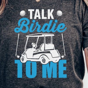 ゴルフ愛好家のTシャツ - 「Talk Birdie to Me」ユニセックスジャージTシャツ。ゴルファー、カジュアルウェア、ゴルフ、誕生日、スポーツイベントに最適なギフト。