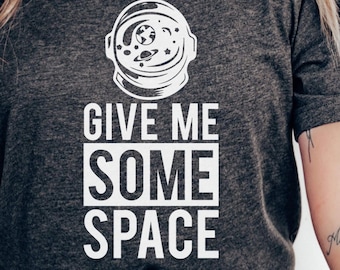 Camiseta unisex con temática espacial - "Dame un poco de espacio" - Diseño de astronauta para un estilo casual, ideal como regalo para amantes del espacio, ideal para usar a diario o para cumpleaños.