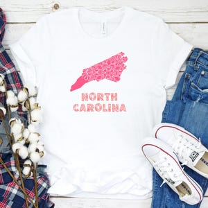North Carolina Mandala Design T-Shirt, North Carolina State Art, Südlicher Stil, Geschenk für North Carolina Liebhaber, Sommermode
