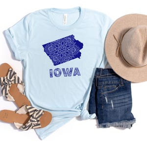 Iowa Mandala Design Tee, Unisex Jersey T-Shirt mit Iowa State Art, Südsee-Stil, Geschenk für Iowa-Liebhaber, Sommermode