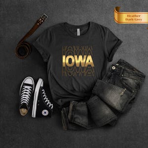 Camiseta Iowa com texto dourado, camiseta State Pride, camiseta gráfica estilosa, presente para fãs de Iowa, camiseta unissex Iowa