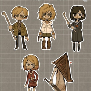Puede incluir: Una hoja de pegatinas con ilustraciones de personajes de Silent Hill. La hoja presenta cinco diseños de personajes, cada uno con atuendos y accesorios distintos, incluyendo armas y una cabeza en forma de pirámide. El texto "SILENT HILL Sticker Sheet" está en la parte superior.