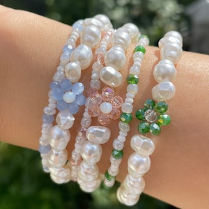 Flower Bracelet • Friendship Bracelet • Gifts for Her • Gift for Girlfriend • Pearl Bracelet • Christmas Gift
