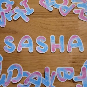Stickers lettres bicolores // Stickers alphabet aquarelle // Stickers prénoms tie-dye // Stickers alphabet barbe à papa // Rose bleu sarcelle