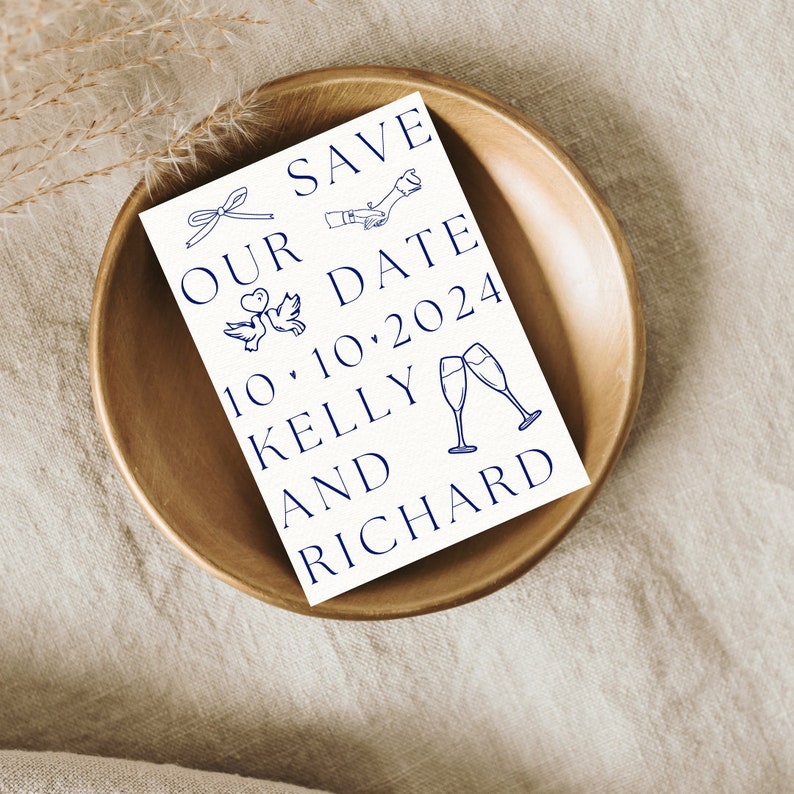 Pode incluir: Cart&atilde;o de guardar a data com tinta azul, apresentando um la&ccedil;o, dois p&aacute;ssaros e ta&ccedil;as de champanhe. O texto diz "Save Our Date 10.10.2024 Kelly and Richard".