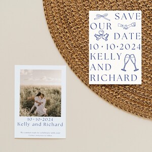 Pode incluir: Um cart&atilde;o de guardar a data com uma foto de um casal num campo. O cart&atilde;o &eacute; branco com texto azul e ilustra&ccedil;&otilde;es. O texto diz "Save Our Date 10.10.2024 Kelly and Richard".