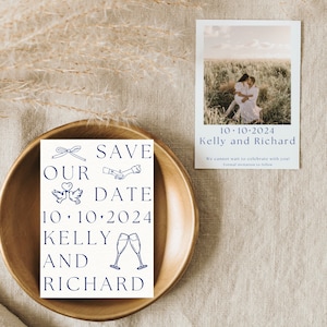 Pode incluir: Cart&atilde;o de guardar a data com ilustra&ccedil;&otilde;es azuis de um la&ccedil;o, m&atilde;os dadas, pombos e ta&ccedil;as de champanhe. O cart&atilde;o diz "Save Our Date 10.10.2024 Kelly and Richard".