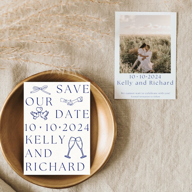 Pode incluir: Cart&atilde;o de guardar a data com ilustra&ccedil;&otilde;es azuis de um la&ccedil;o, m&atilde;os dadas, pombos e ta&ccedil;as de champanhe. O cart&atilde;o diz "Save Our Date 10.10.2024 Kelly and Richard".